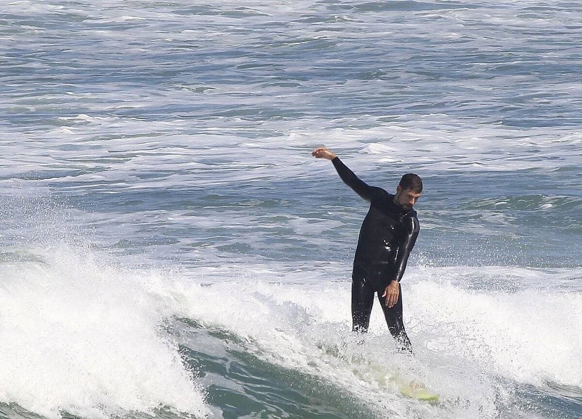 Cauã Reymond é fotografado em dia de surfe no Rio