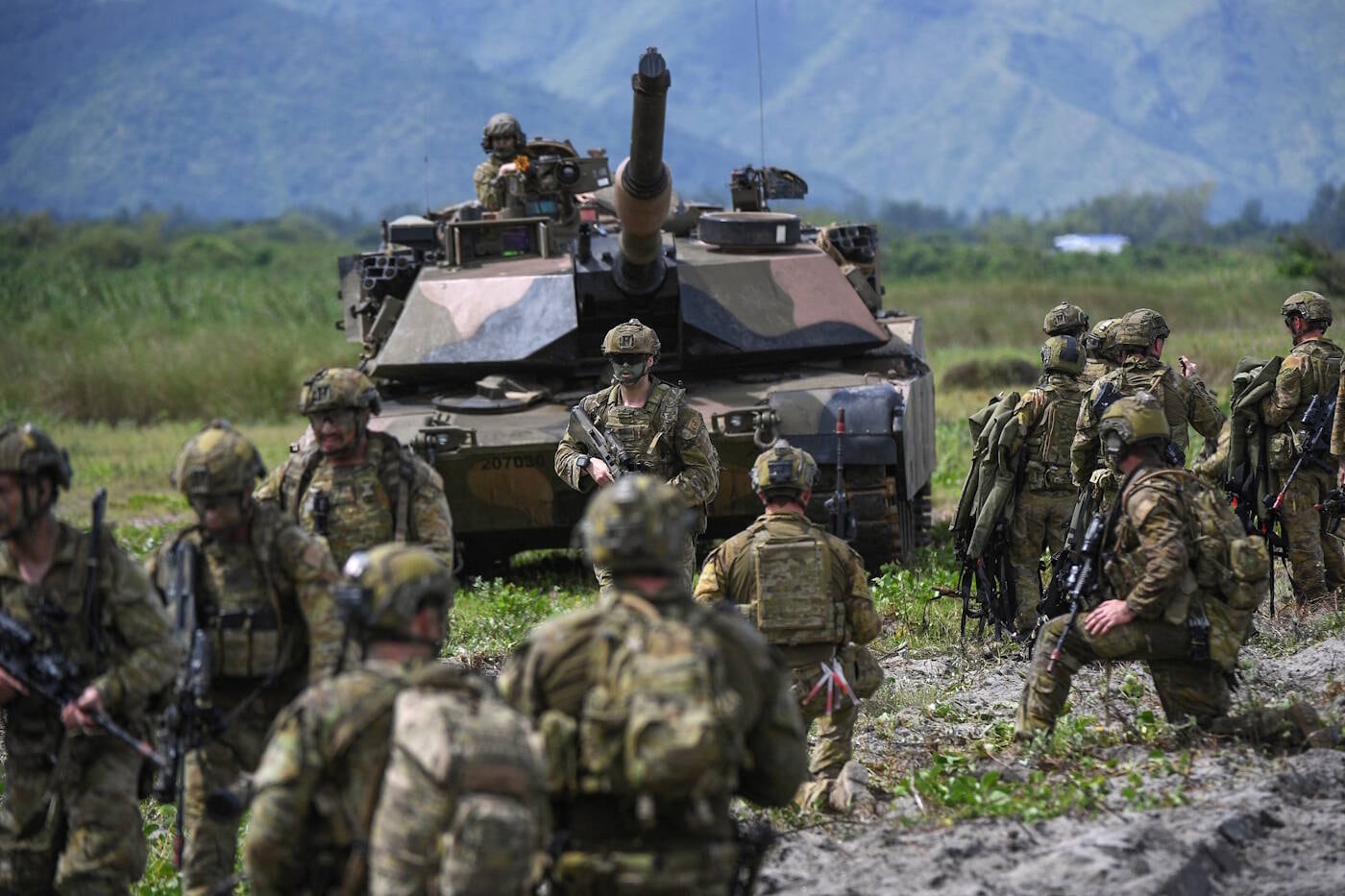 Os tanques de combate também estiveram presentes no treinamento. A Austrália tem um interesse na segurança no mar do sul da China e vai trabalhar cada vez mais perto das Forças Armadas das Filipinas, segundo o ministro da Defesa do país da Oceania
