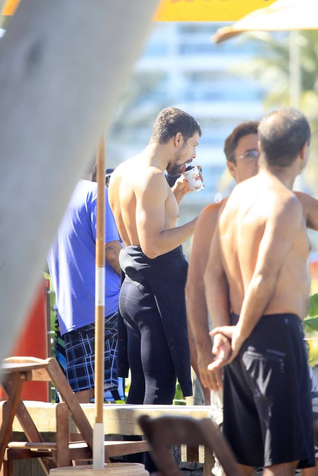 Cauã Reymond é fotografado em dia de surfe no Rio