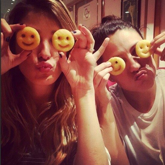 2) Quando ela fez pose e biquinho ao lado da amiga segurando batatinhas smile