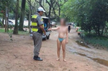 Ao ser abordada e depois de colocar um biquini, ela cumprimentou um policial militar