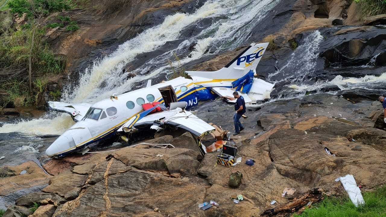 Equipes do Cenipa atuam na perícia do avião que levava a cantora Marília Mendonça e caiu em Caratinga, Minas Gerais
