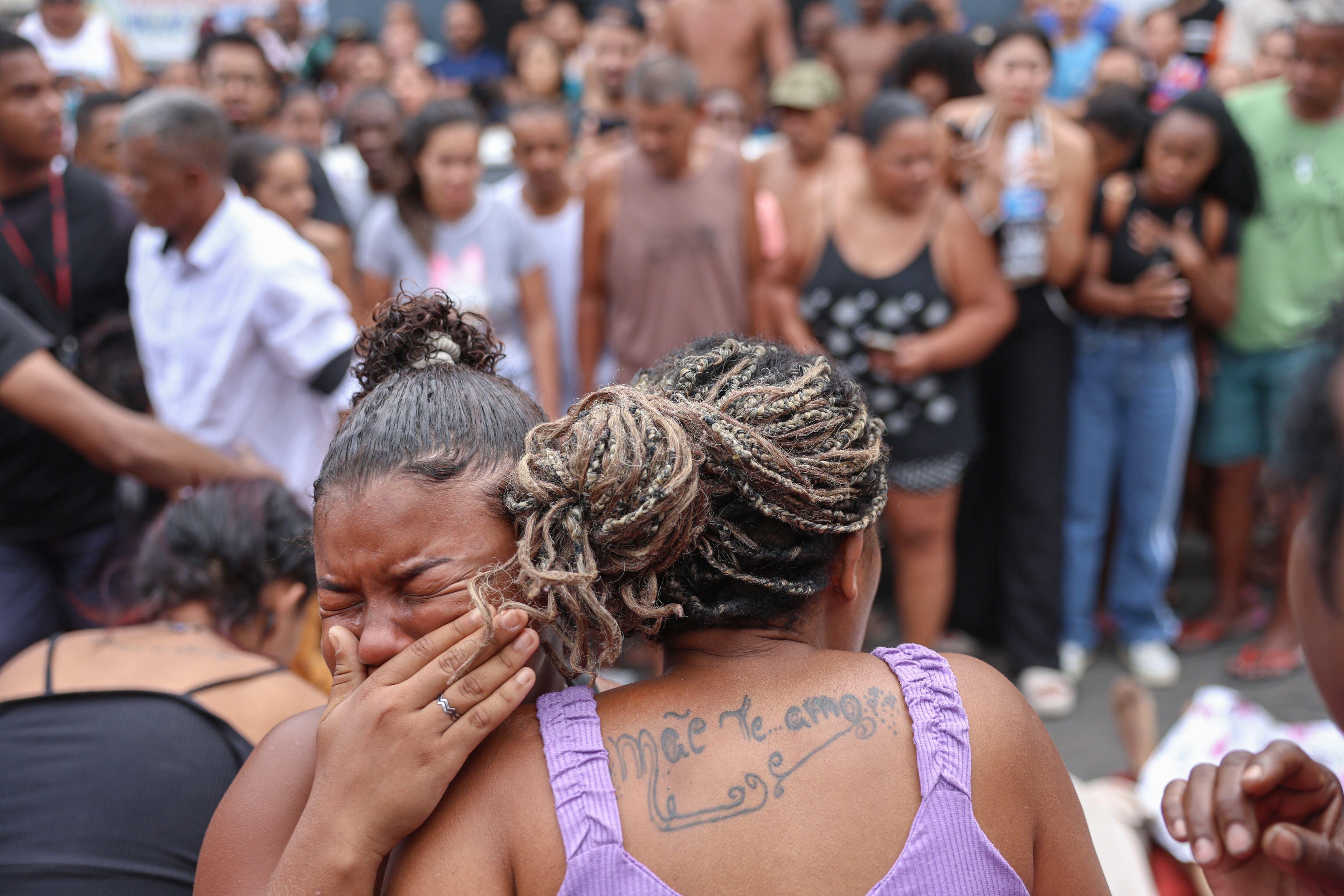 Rio de Janeiro (RJ), 28/10/2025 - Dezenas de corpos são trazidos por moradores para a Praça São Lucas, na Penha, zona norte do Rio de Janeiro. Operação Contensçao.
Foto: Tomaz Silva /Agência Brasil