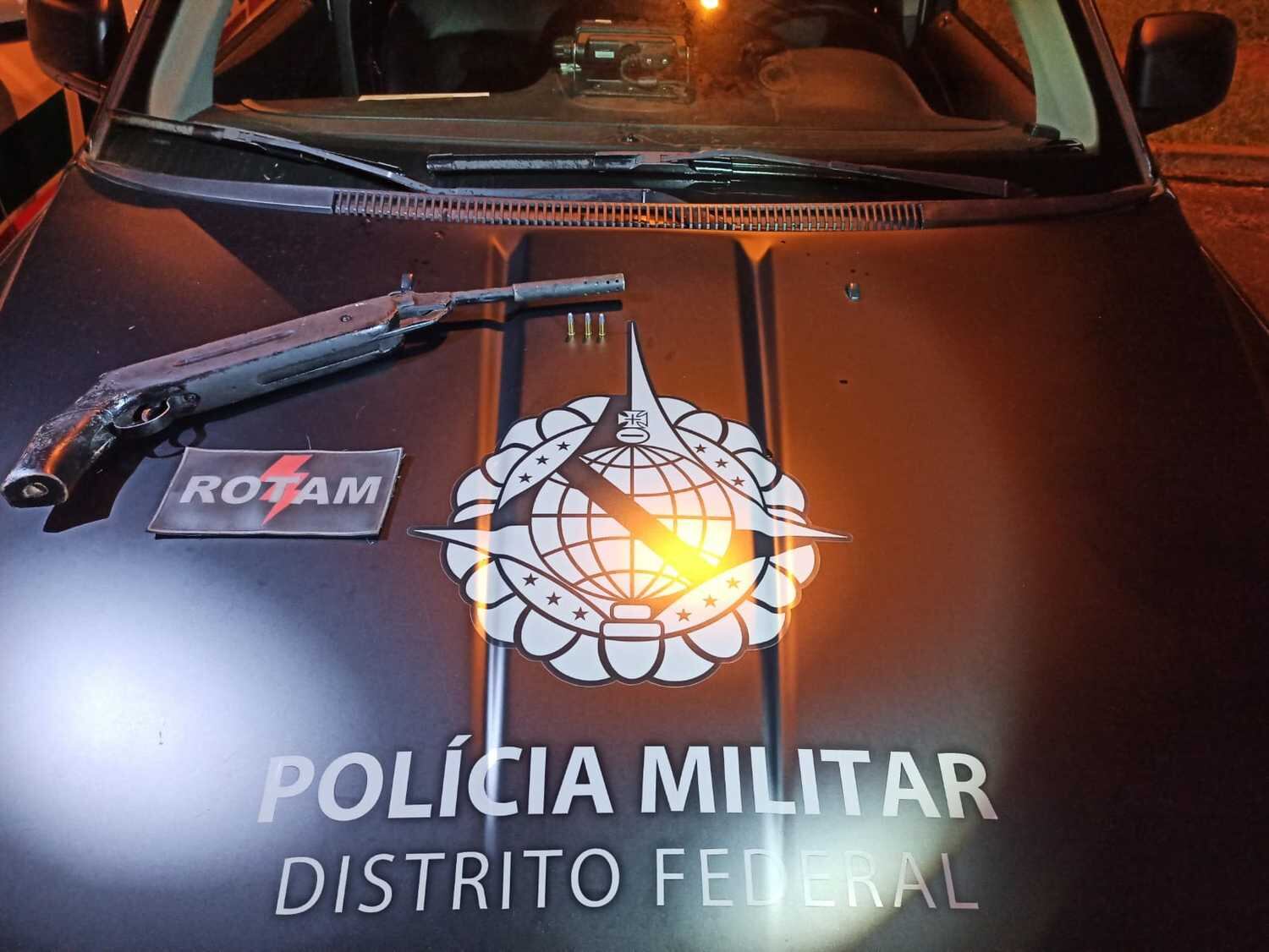 Policiais militares encontraram espingarda carregada com o suspeito dentro da casa
