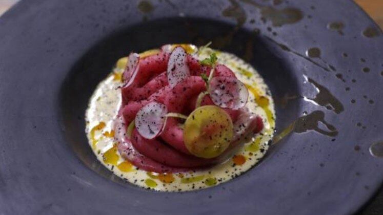 Causa Limeña

Por Enrique Barrakhuda



Ingredientes:
Batata
Beterraba
Limão
Pimenta amarela

Ovo
Mostarda dijon

Azeite de Pequi

Coentro

Azeite de Oliva

Alho-poró

Pasta de Miso
Hondashi (tempero à base de peixe)


Pimenta-do-reino
Robalo
Camarão

Modo de preparo:
1. Cozinhe a batata na panela de pressão. Em seguida, descasque e triture
com a mão. Deixe esfriar. Depois, tempere com azeite de pequi, limão, pimenta
amarela.
2. Pinte a massa de batata com o suco de beterraba e deixe esfriar.
3. Para o tartar, faça uma emulsão de miso, coentro, limão e azeite de oliva.
Deixe marinar por 20 minutos. Depois, defume na parrila tomando cuidado para
não cozinhar o camarão.
4. Com o auxílio de uma
faca, corte o peixe em cubos e misture com o camarão. Deixe esfriar. Faça uma
emulsão com ovos, limão, pimenta amarela e mostarda dijon.


Montagem do prato:
1. Queime o alho poró no forno para fazer cinza e
laminar os vegetais.
2. Emprate, deixando na base do prato a
batata em cubos e decore com vegetais e cinza de alho-poró.

