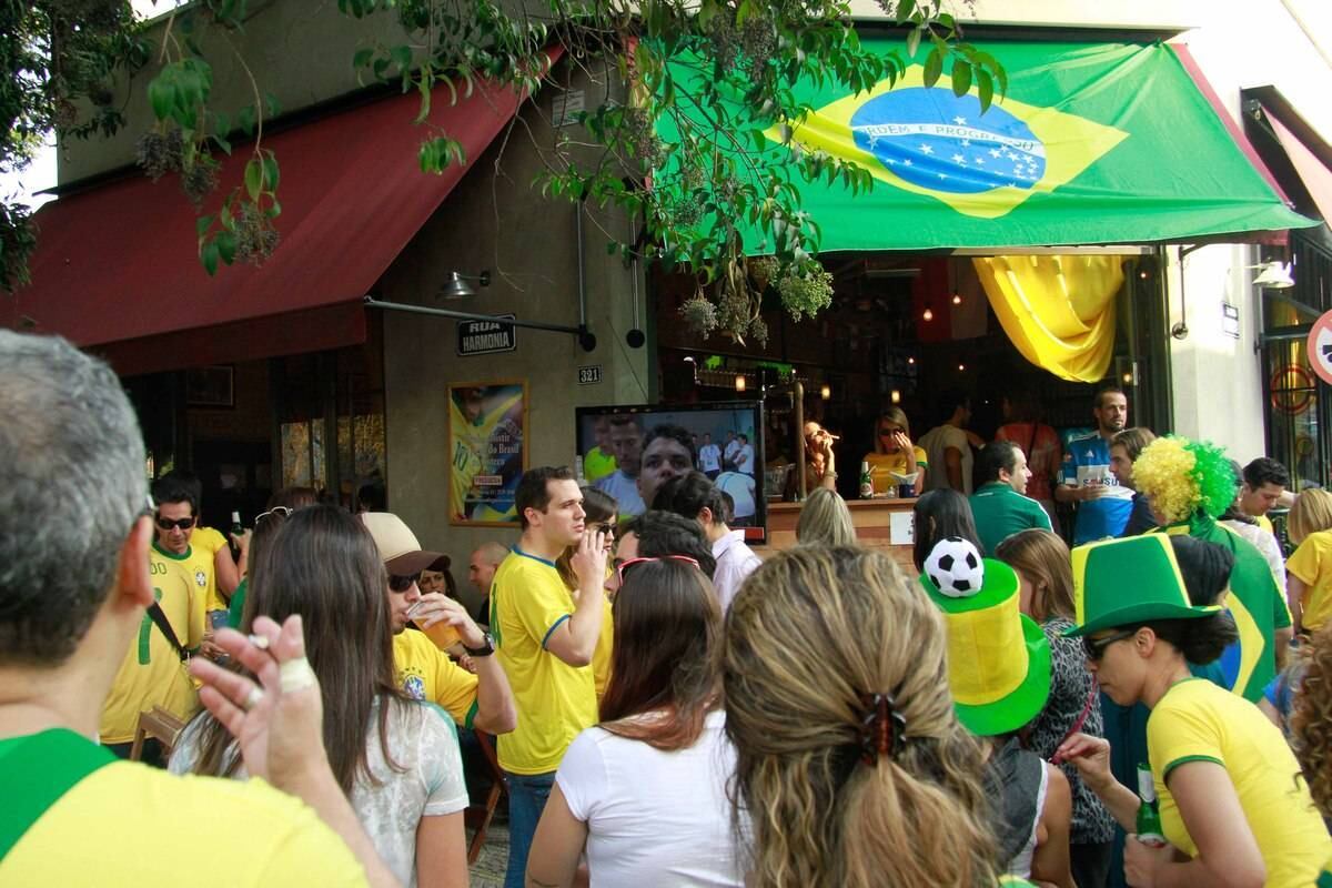 Segundo o urologista Daher Chade, do Instituto do Câncer de
São Paulo e do Hospital Sírio Libanês, “é mais fácil adquirir uma infecção
urinária por segurar a urina na bexiga, do que contrair alguma doença por usar
banheiros públicos”