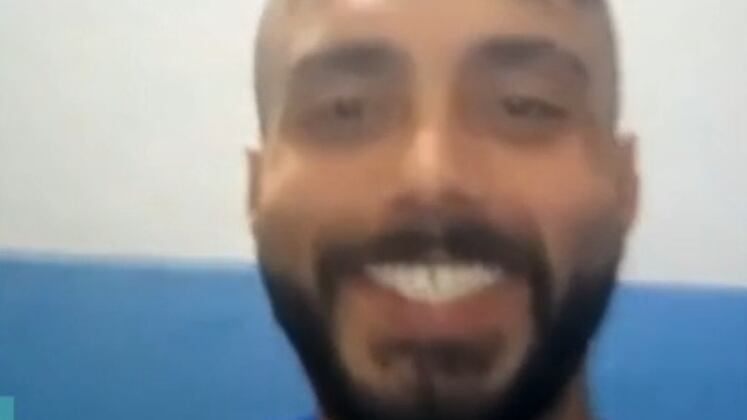 Por meio de um perfil falso em uma rede social, João enviou vídeos andando pelos corredores da prisão como se tivesse permissão para usar o celular sem temer os agentes penitenciários. Em um determinado momento, o criminoso afirma que ainda ama Bárbara