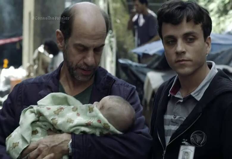 Um bebê foi encontrado na Cracolândia. Boatos diziam que a criança era de Catraca, uma usuária de crack. Sereno e César levam o bebê para o hospital e ele é diagnosticado com abstinência de crack