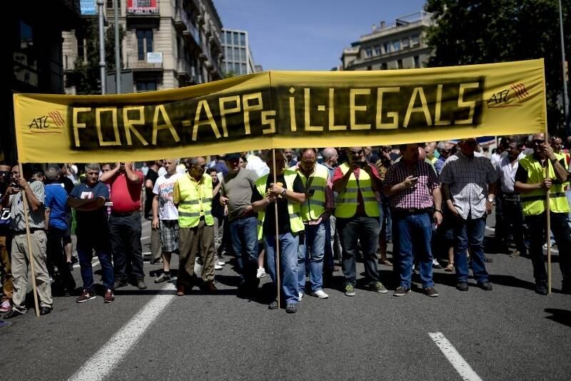 Em
Barcelona, na Espanha, taxistas seguraram cartazes contra o aplicativo e
marcharam em protesto. Vários taxistas alegam que a tecnologia da Uber é efetivamente um taxímetro e,
assim, se contrapõe a uma lei britânica de 1998 que reserva o direito do uso
dessa ferramenta aos táxis licenciados. O Uber mexeu em um vespeiro
na Europa ao deixar claro os riscos causados pelos avanços tecnológicos a uma
das atividades econômicas mais visíveis do mundo