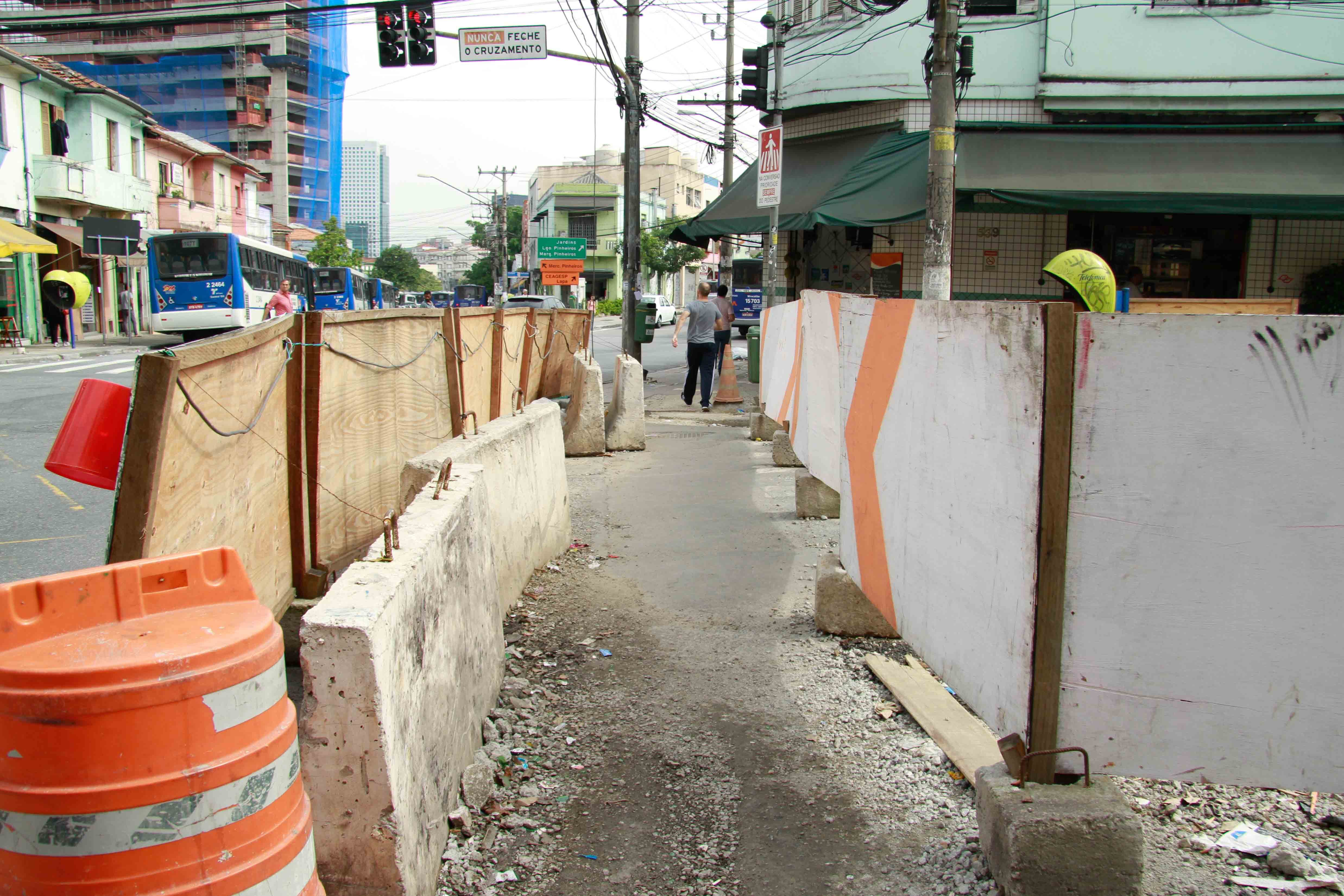 Hoje, quase um ano depois, a rua continua parcialmente interditada, conforme constatou o R7 na última quarta-feira (10)