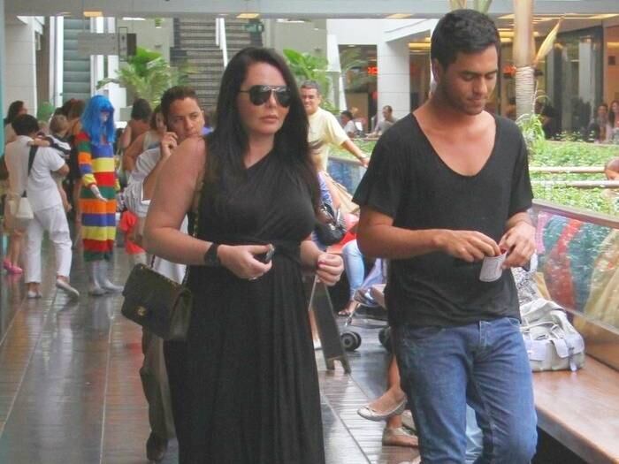 Marcela não sabe dizer se Cristina terá vontade de
processar o outro do lado de fora. Mesmo quando o assunto foi Alexandre Mortágua. Em
2012, as brigas públicas entre mãe e filho eram muitas e viraram caso de
Polícia. Dois anos depois, a amiga garante que tudo está bem entre eles. 


— Ela entendeu o momento
do filho. Ele está vivendo a vida dele em São Paulo, ela no Rio de Janeiro. Os
dois estão em um relacionamento muito mais maduro. O Alexandre chegou a dizer
pra vó dele, que se a mãe for pra Roça, ele ajuda a votar, só não quer se
manifestar