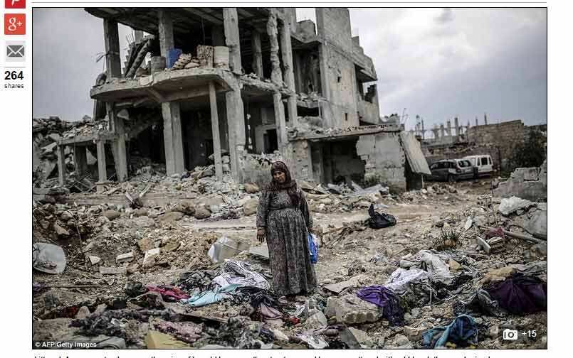 Há apenas seis meses, a população
da cidade curda-síria de Kobane estava em pânico tentando fugir
desesperadamente das forças do Estado Islâmico, que destruíram as fronteiras e
instalaram o medo de que todos seriam assassinados.



Agora que os terroristas se
foram, expulsos de volta para o deserto pelas forças curdas e seus ataques
aéreos de coalizão, os moradores podem voltar para suas casas — ou, como
mostram estas imagens, voltar para o que sobrou delas

 