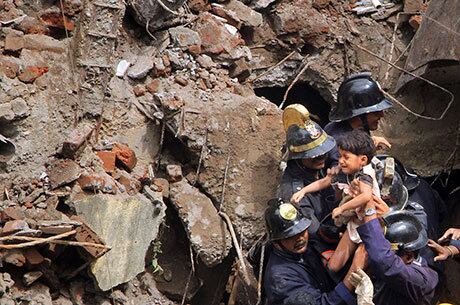 Na tarde de sexta-feira (27), uma criança foi resgatada dos escombros