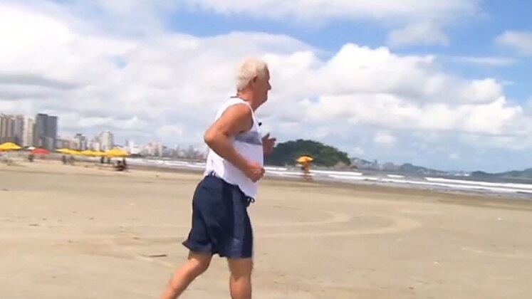 O vovô Marcos de hoje não perde nada para o jovem Marcos de 60 anos atrás. Sem muleta, sem dores nas costas e sem desculpas para viver uma vida saudável
