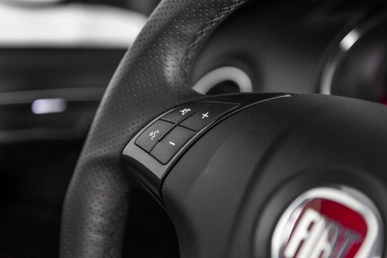 Por meio do comando de voz, acionado em um dos botões do volante, é acessar as funções da central multimídia