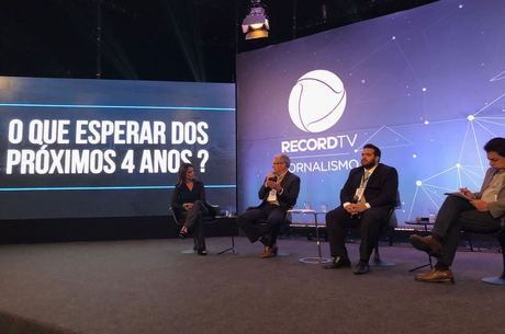 Adriana Araújo mediou um dos painéis do evento