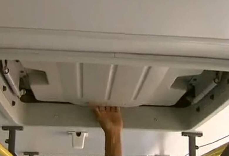 Até chuva dentro de ônibus já foi registrada por um passageiro do DF, que filmou um veículo com vazamento de água no teto durante uma chuva. Na filmagem, é possível ver que os passageiros precisam ficar em pé, mesmo com o ônibus vazio, porque os bancos ficaram molhados. Saiba mais 


