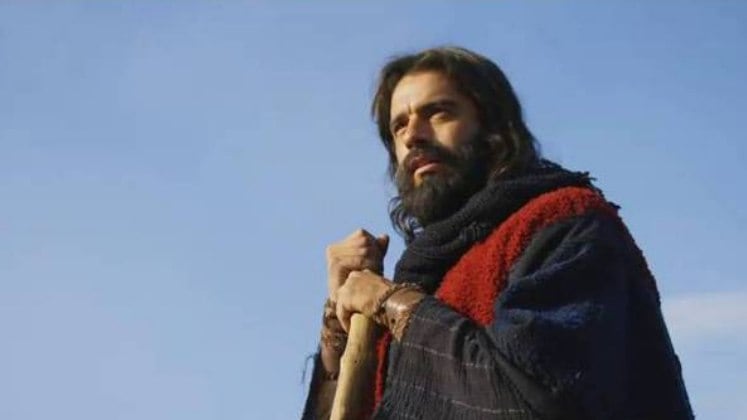 Moisés
e Arão (Petrônio Gontijo) ficaram impressionados
com a nova prova do poder divino e ele pede ao irmão para estender seu cajado
sobre o Rio Nilo