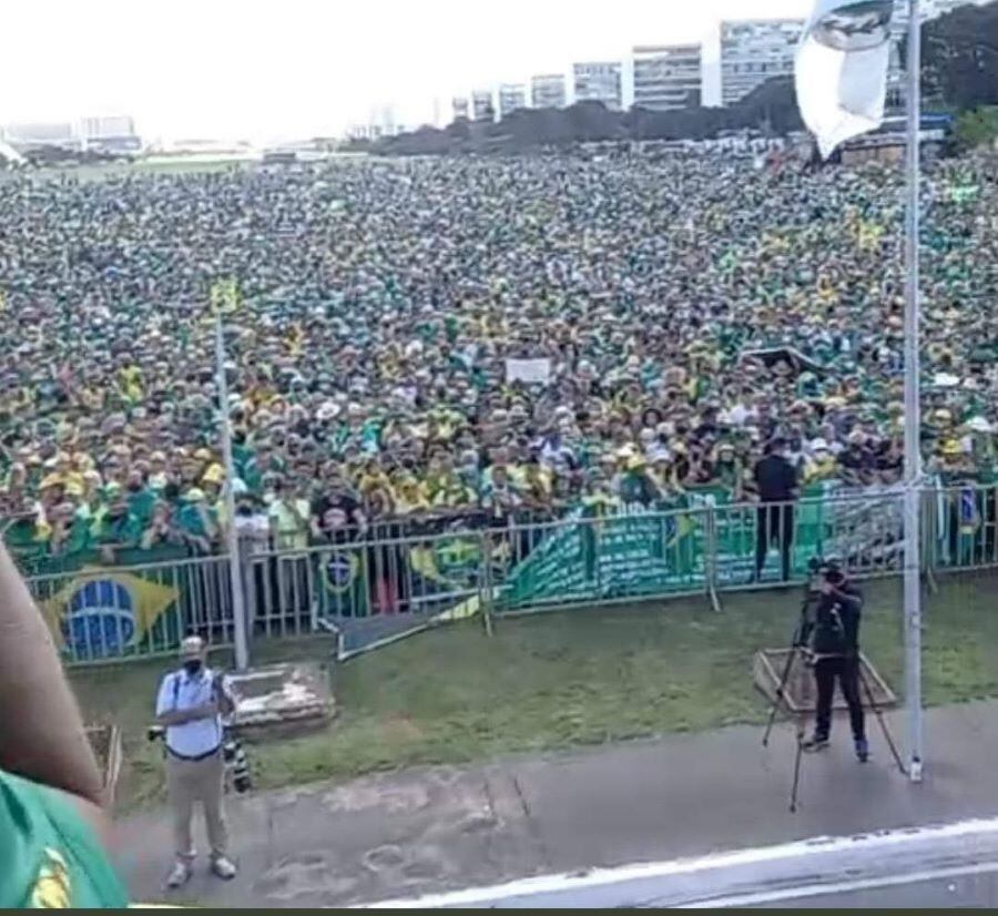 Evento foi organizado por produtores rurais de diversos estados. Eles promoveram uma marcha a favor de Bolsonaro e contra medidas de isolamento social