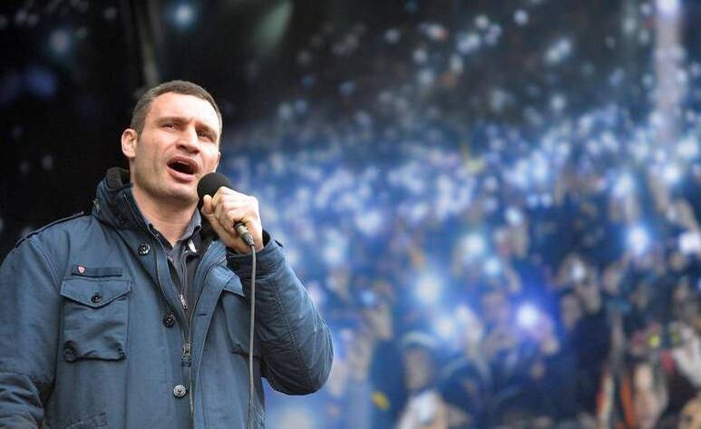 Klitschko é um dos
líderes do partido oposicionista Udar, que é contra o presidente
Viktor Yanukovich e a favor de uma aproximação da Ucrânia com a
União Europeia (Yanukovich é partidário da aproximação com a
Rússia) 



— Lutarei mais esta
batalha e não vou desistir facilmente. O sistema hoje é construído
para atender o poder e não a sociedade como um todo. Yanukovich não
quer mudança. Ele diz que quer, mas não quer.