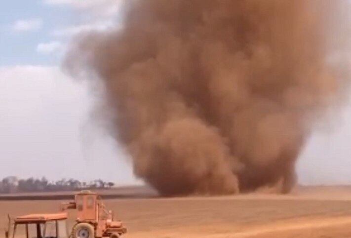 Redemoinho cobriu trator de poeira