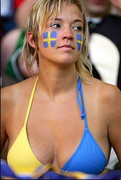 Com ou sem o rosto pintado, esta gata sueca encanta o público