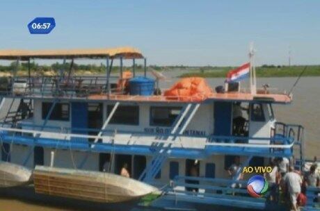 Barco-hotel naufragou no rio Paraguai, em Mato Grosso do Sul, na quarta-feira