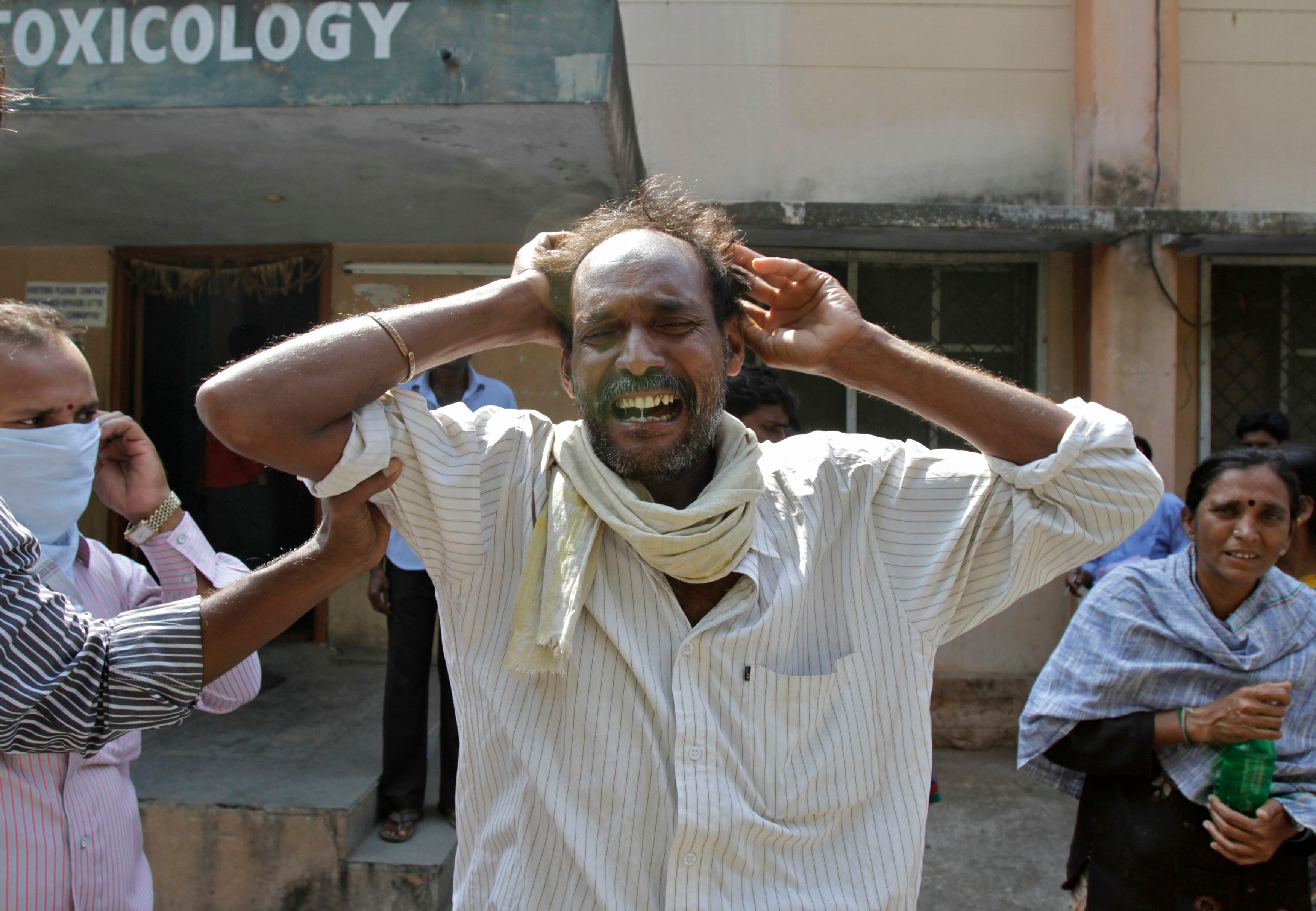 Homem chora a morte de parente que perdeu a vida em atentado que deixou pelo menos 18 mortos em Hyderabad, na Índia