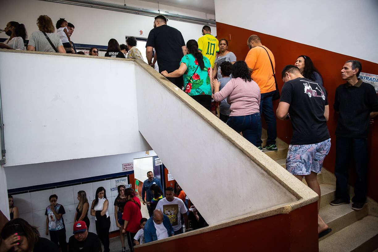 São Paulo, SP - 02.10.2022 - Eleições 2022, 1º Turno - Eleitores nas enfrentam longas filas para votar neste primeiro turno das eleições 2022.  EM Professor Silvio Xavier Antunes, Piquei, zona oeste da cidade. Foto Edu Garcia/R7