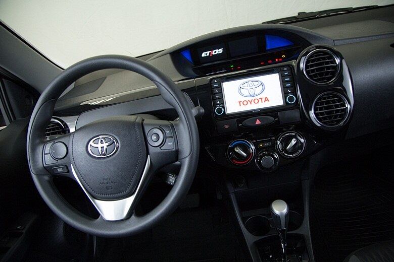 A central multimídia Toyota Play é de série e incluí a tela touch no painel. Há Blutooth, GPS, duas tomadas USB no porta-luvas, rádio/CD/DVD, entrada para cartão de memória e TV digital (só mostra imagens com o carro parado) 