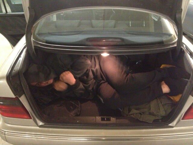 A descrição do carro também explica que "a criança no porta-malas está inclusa no pacote" e justifica que "ela veio com o carro e continuará nele"
