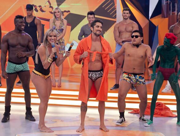 Em outro momento, junto a todo o elenco, Mion apareceu só de cuequinha! Ao lado, Juju Salimeni arrancou suspiros dos marmanjos ao se vestir só de lingerie

+ Vídeo: Veja as atrações do Legendários na íntegra deste sábado (3)

+ Legendários também está no Facebook. Curta!

+ Siga a atração de Marcos Mion no Twitter!
