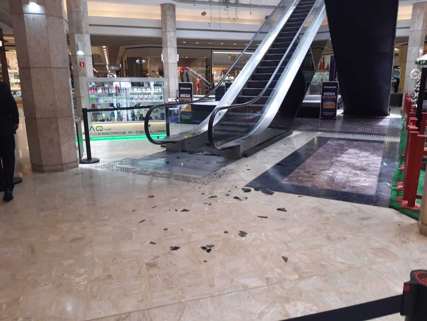 Espelho da escada rolante se desprendeu e caiu no shopping Penha