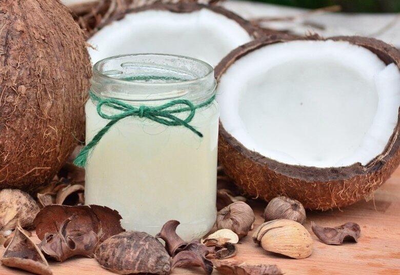 Queridinho entre as famosas, o óleo de coco é tido como um grande aliado quando o assunto é manter a forma. Bruna Marquezine e Fernanda Souza costumam usar antes de fazer atividade física para ter mais disposição. Porém, alguns especialistas apontam riscos no consumo de óleo de coco