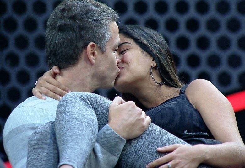 A cada vitória, o
casal ganha um símbolo do Power Couple. Se conquistarem cinco símbolos, a dupla
é declarada vencedora