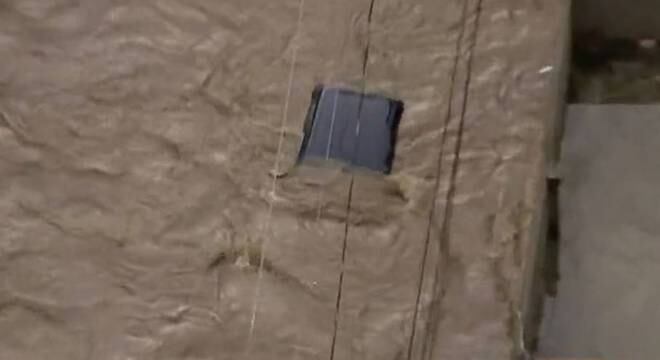 Carro completamente submerso em Mogi das Cruzes
