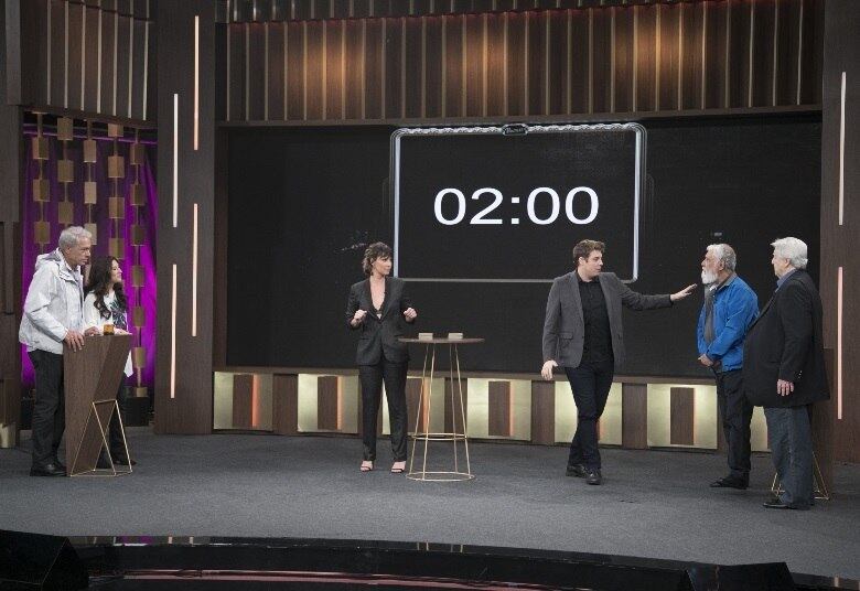 E os convidados se divertem com o quadro
Cinema Mudo, brincadeira de mímica na qual precisam adivinhar qual é o filme a
que o participante se refere observando apenas seus movimentos, e caem na
risada com a conversa de As Cumadi Explica