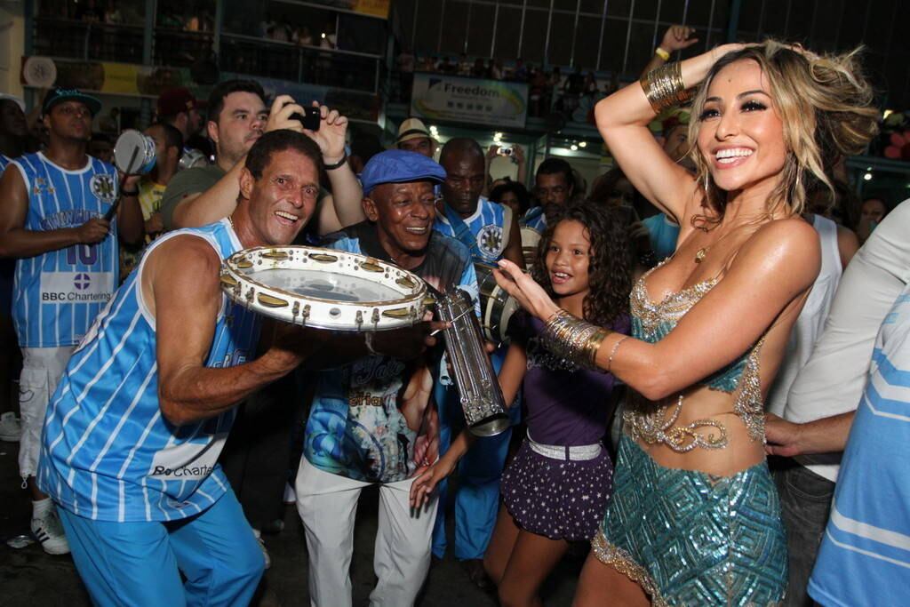 Sabrina Sato comemora aniversário na quadra da Vila Isabel
