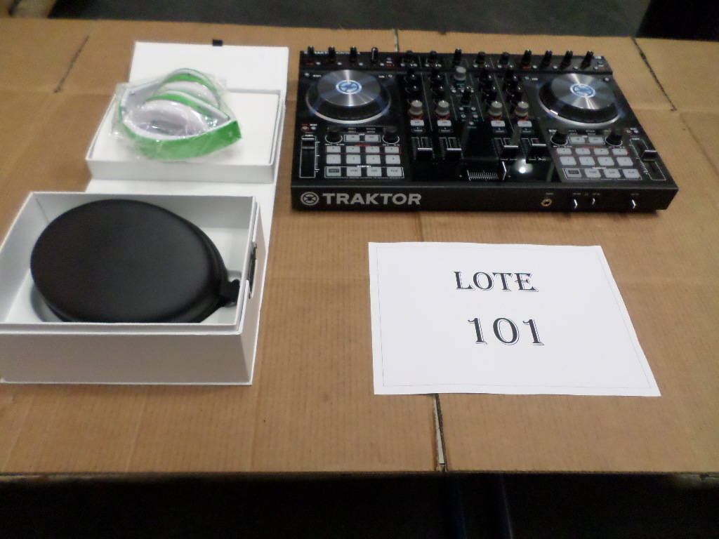 Já os que desejam se arriscar na carreira de DJ podem arrematar
a mesa de som Traktor Control S4 e um fone de ouvido profissional com uma
oferta de, no mínimo, R$ 2.000