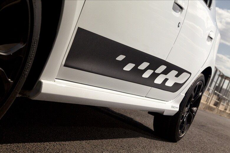 Um tanto discreto para um "hot hatch", o Sandero RS traz adesivos que simulam fibra de carbono nas laterais

LEIA TAMBÉM
Aceleramos: Renault Sandero RS é nervosinho e vai além do visual