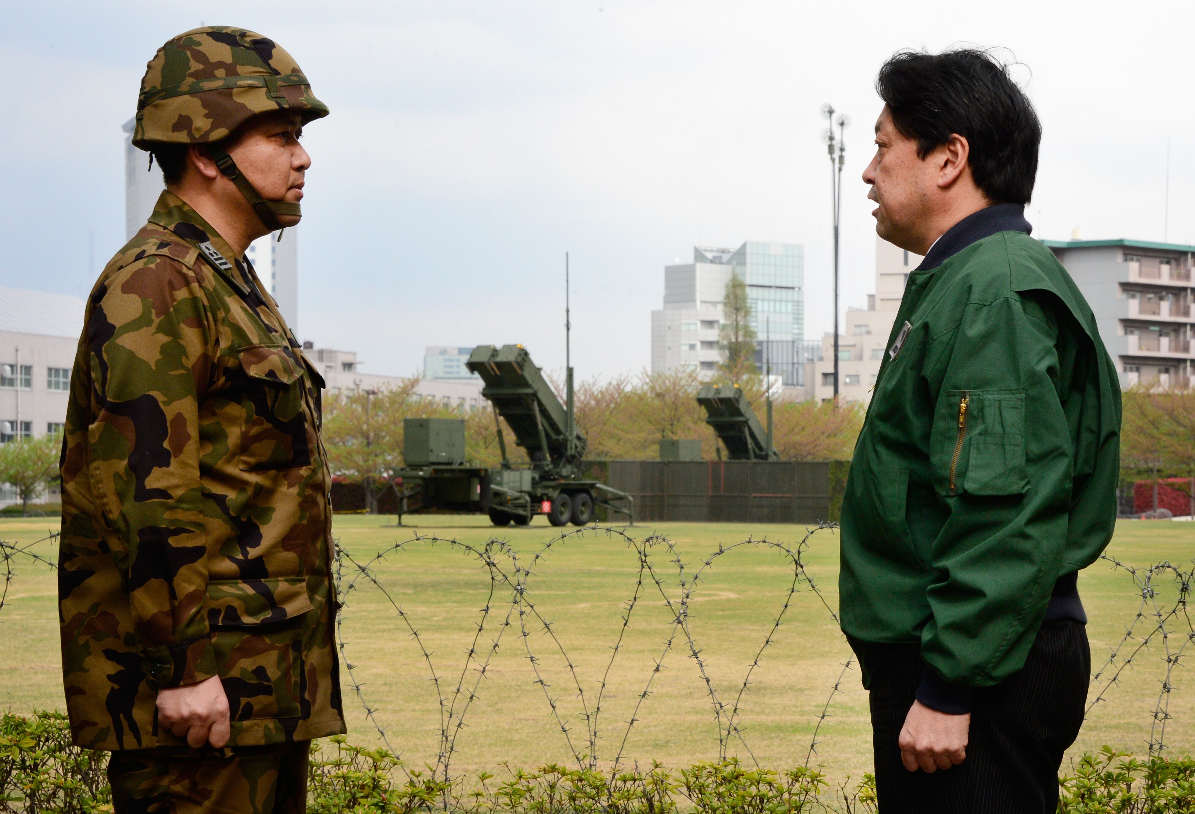 O ministro da Defesa do Japão, Itsunori Onodera, inspeciona sistema antimísseis instalado no centro de Tóquio