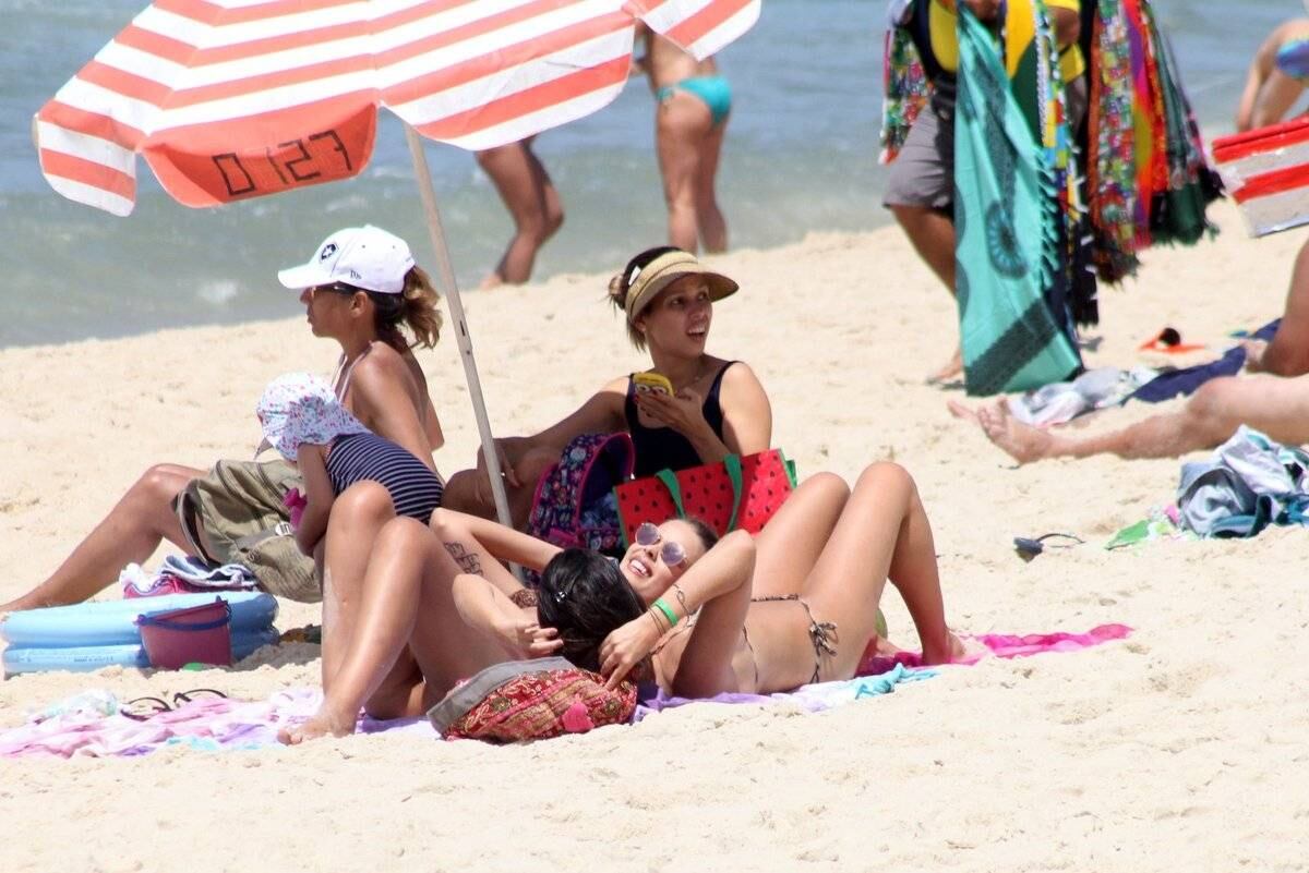 Yasmin Brunet esbanja beleza em dia de praia 