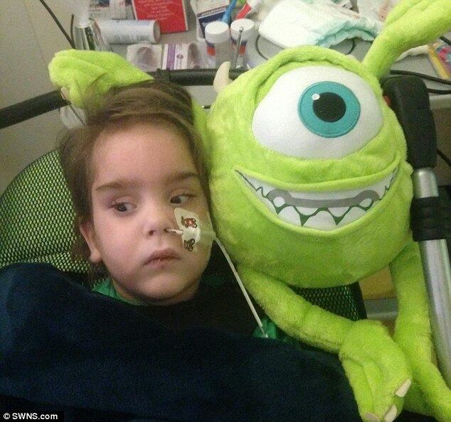 Hoje com 4 anos de idade, ele ainda consegue sorrir e aprendeu a se comunicar com os olhos, mas não consegue falar ou mover as pernas, e é alimentado por meio de um tubo