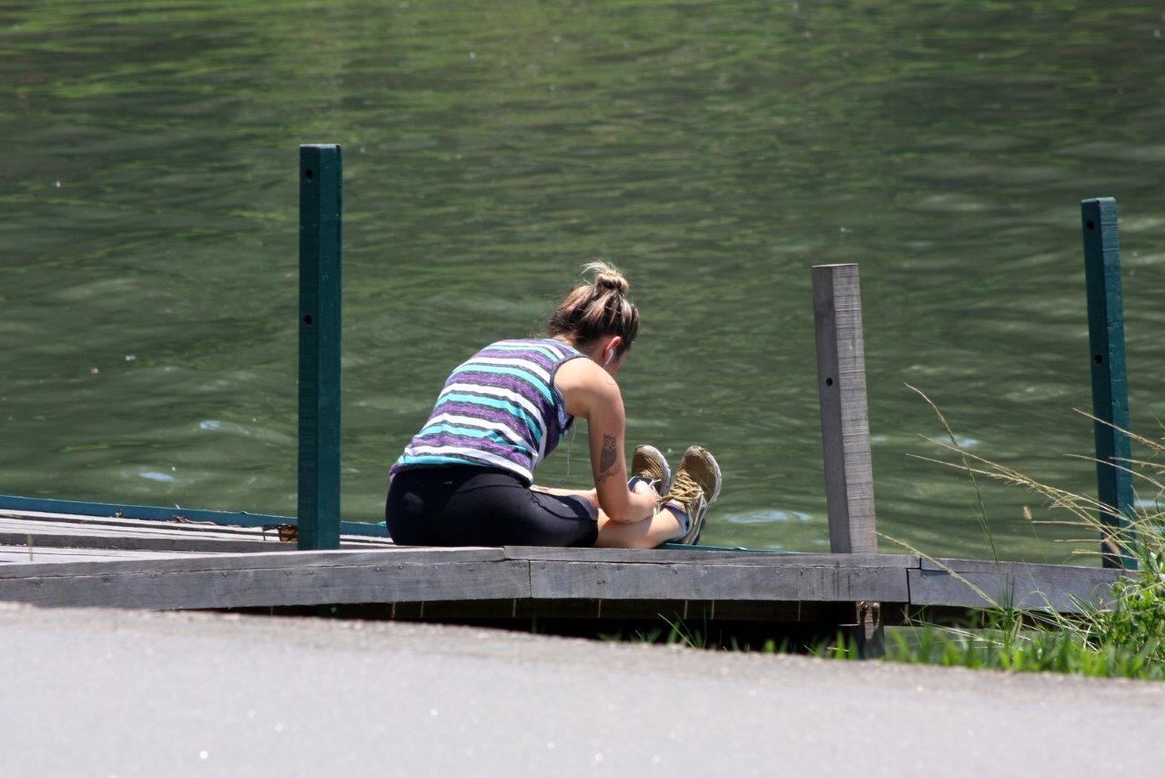 Juliana Didone tem dia de malhação em meio a natureza