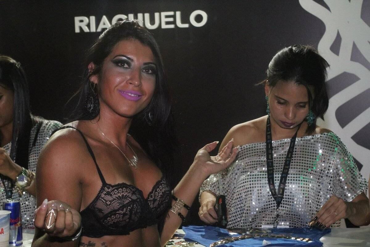A bela apareceu só de lingerie enquanto esperava para customizar seu abadá para a festa