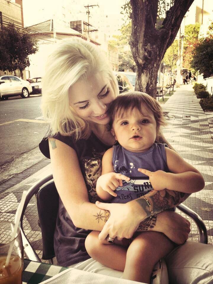 Clara também é mãe de um menino, que se chama Max. A criança de um ano de idade é fruto do relacionamento da sister com o empresário Fabian Aguilar. Fabian mora em Las Vegas, nos Estados Unidos, de onde acompanha diariamente o programa e comenta a participação da mulher por meio das redes sociais. Diante de tantos bafos envolvendo o nome de Clara, o empresário já saiu em defesa da mulher pelo Facebook.

— Não importa o que aconteça, não vou desistir de você, baby. Eu sei quem você é de verdade

