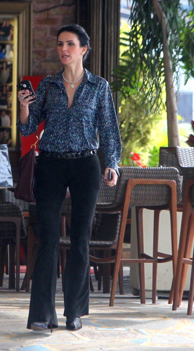 Existem rumores de que ela esteja namorando o ator Caco Ciocler. Porém, até o momento eles não assumiram o romance. Lisandra e Tande se separaram em junho do ano passado