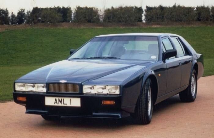 Famosa por seus carros esportivos (alguns deles usados pelo agente secreto James Bond), a inglesaAston Martin também tem um passado sombrio. Projetado para ser o suprassumo da tecnologia e luxo em sua época, o Lagonda também se tornou um dos modelos mais feios já feitos pela empresa. Mas não foi o único, como você verá nas próximas fotos...