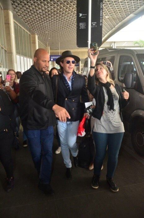 Taylor Hanson chegou "disfarçado" com chapéu e óculos escuros