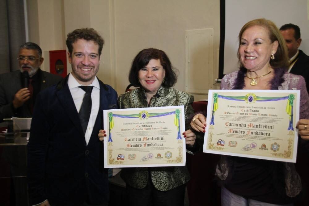 O grande final se
aproxima: Barros chama a mãe e a irmã do ex-líder da Legião Urbana Renato
Russo, Carminha Manfredini e Carmem Teresa, anuncia o lançamento da Soberana
Ordem da Música com o nome do cantor e entrega à dupla as primeiras medalhas da
nova comenda.

Palmas abafam soluços
de mãe e irmã, que agradecem a generosidade “do amigo inigualável” enquanto
esticam lágrimas no rosto com as mãos. Leia mais